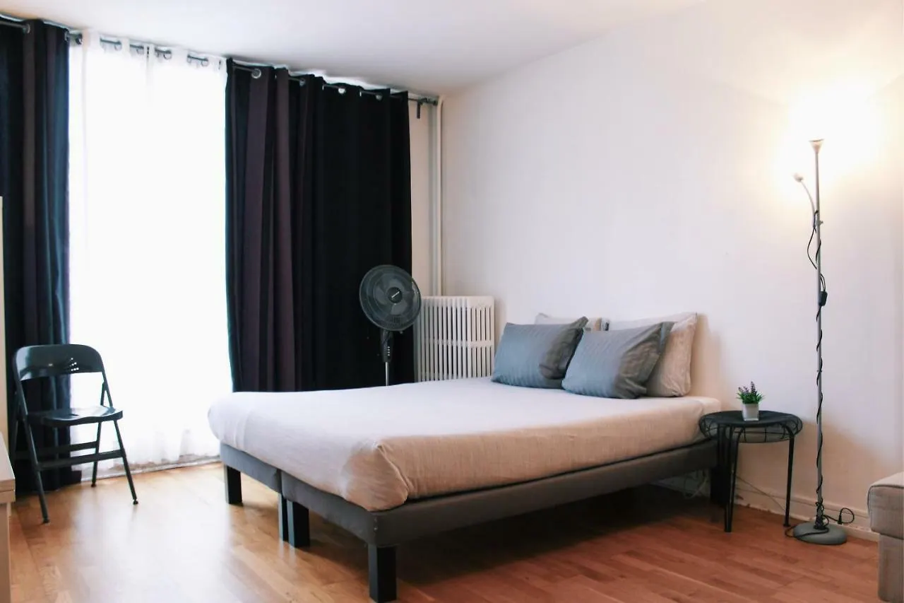 Lauriston Apartment *